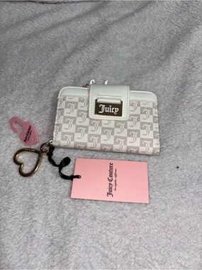 White Juicy Couture wallet with gold heart clip